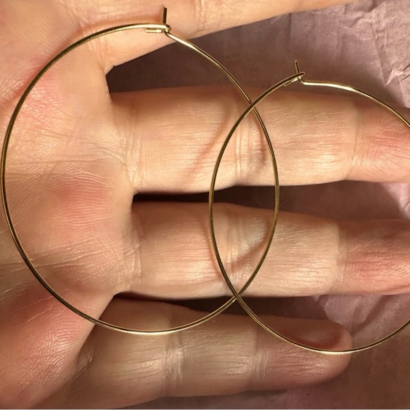 💗 Gold Wire Hoop Lightweight Earrings 1 1/2” NEW - Picture 4 of 5